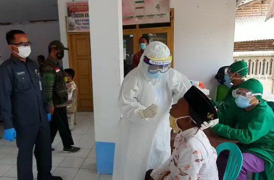 Bongkar Peti Jenazah Pasien Covid-19, Puluhan Warga Jalani <em>Rapid</em> <em>Test</em>