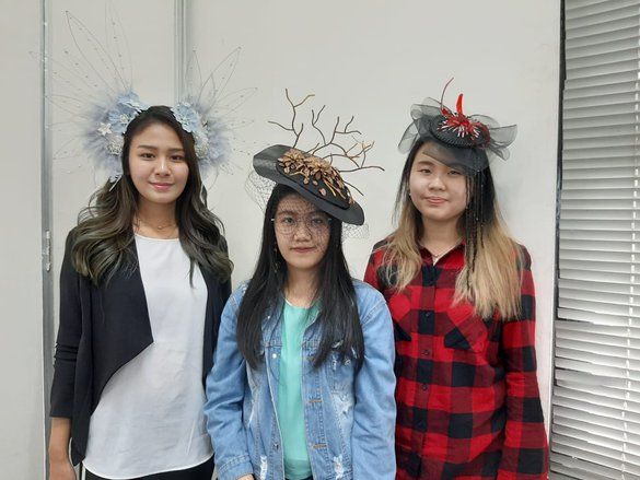 Pesan di Balik Hiasan Kepala dan Baju Karya Mahasiswa Ubaya untuk Natal dan Tahun Baru