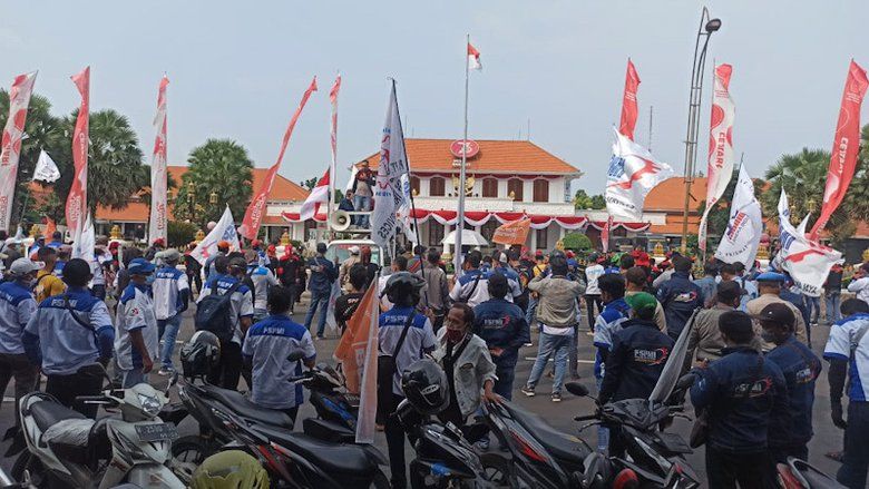 Demo Buruh di Surabaya Sempat Ricuh Dengan Anggota Polisi dan Warga