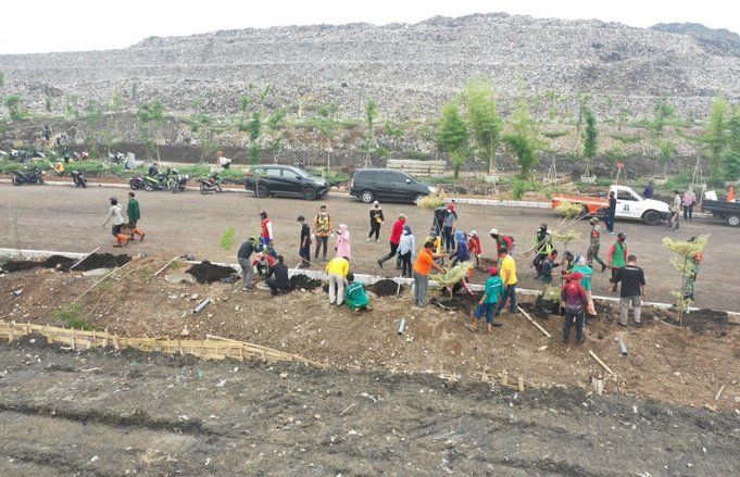 Dibangun Green Belt, Sekitar TPA Benowo Ditanami Pohon