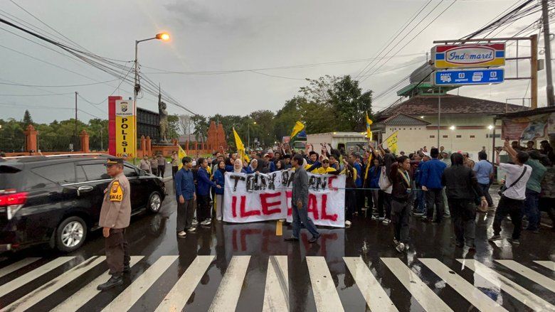 Aksi di Tengah Hujan, PMII Tagih Komitmen Polres Mojokerto Soal Tambang Ilegal