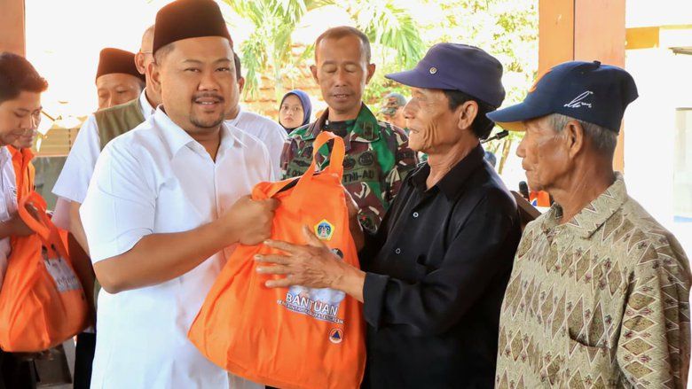 Hadapi Kekeringan, Bupati Yani Salurkan Bansos untuk 1.177 Petani Gagal Panen