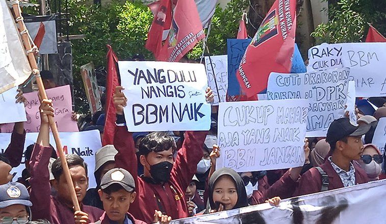 Total Kenaikan BBM, IMM Gelar Demo di DPRD Lamongan