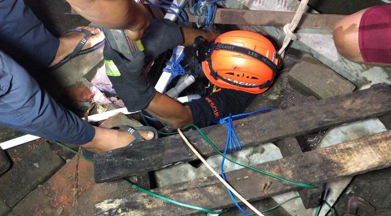 Dramatis, Perjuangan Damkar Mojokerto Selamatkan Anjing Tercebur ke Sumur Sedalam 8 Meter