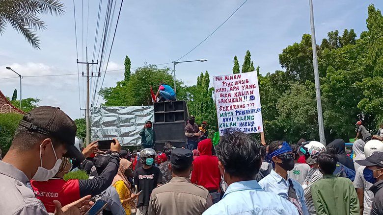 Buruh Pabrik Kayu di Probolinggo Demo DPRD