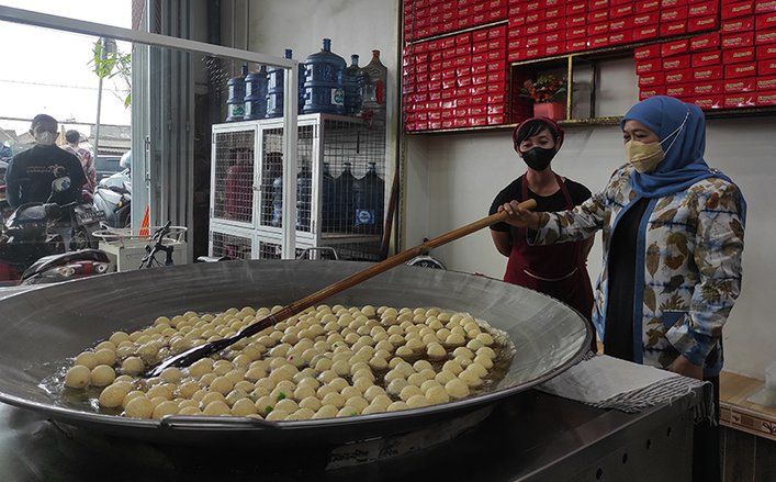 Singgah ke Outlet Legendaris, Khofifah Jajal Goreng 250 Biji Onde-onde di Wajan