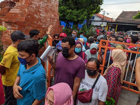 Ambil BST Dampak Covid-19, Warga Berdesakan Tak Jaga Jarak