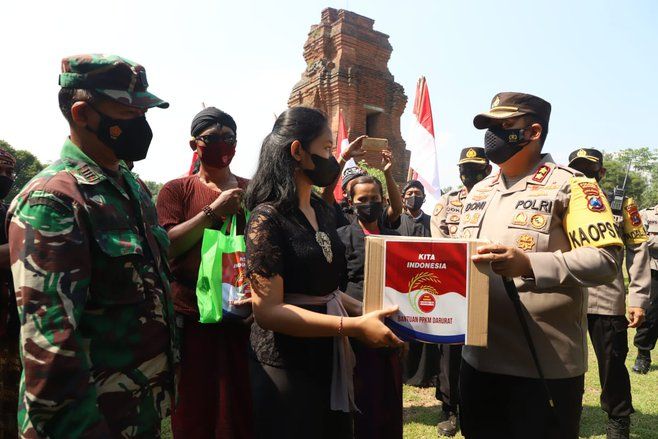 Polres Mojokerto Berikan Bansos untuk Budayawan hingga Perajin Majapahit &nbsp;