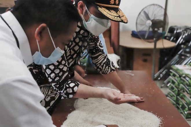 Beras Bansos Tak Layak Konsumsi, Emil Minta Evaluasi Penyedia Beras