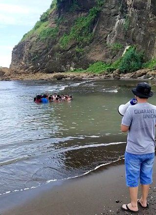 Polisi Bubarkan Ritual&nbsp;Berendam di Pantai Watu Ulo Jember