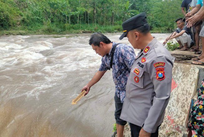 <strong>Mandi di Sungai Rondoningo, Remaja Krucil Probolinggo Tenggelam</strong>
