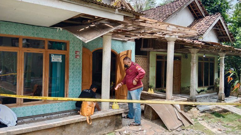 Teror Ledakan Petasan Menimpa Rumah Warga Tiris Probolinggo, Atap Teras Hancur Berantakan