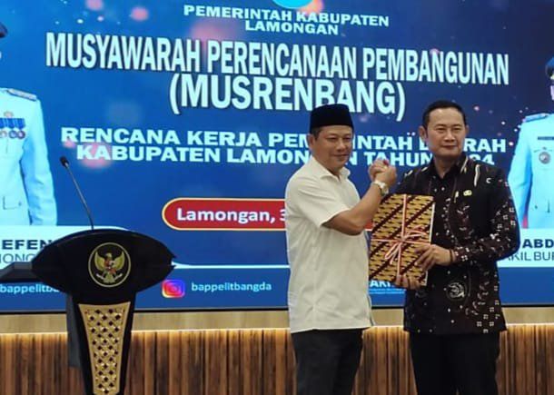 Ketua DPRD Lamongan Serahkan Dokumen Pokir ke Bupati