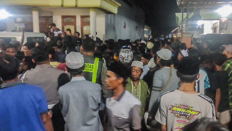 Warga Pesisir Probolinggo Ramai-ramai Kepung Rumah Kades yang Amankan Pelaku Curanmor