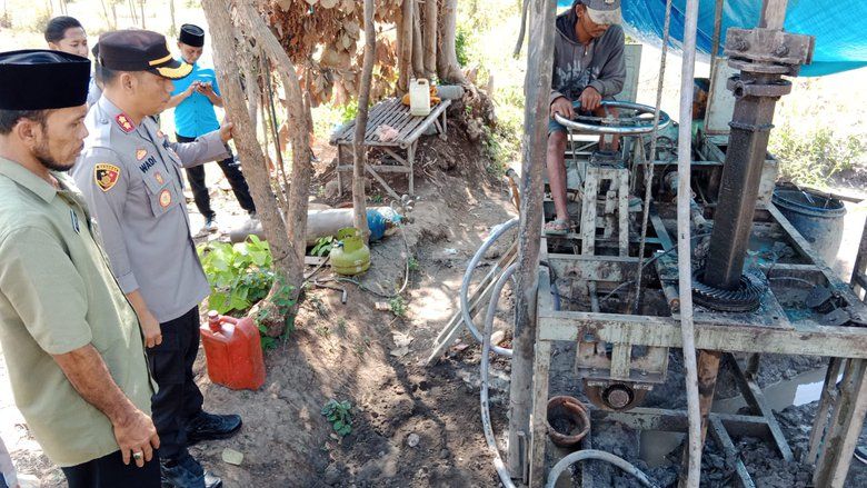 Polisi Bantu Pembuatan Sumur Bor di Desa Sumberkare yang Alami Kekeringan
