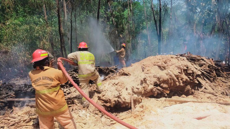 Tempat Pemotongan Kayu Sengon di Banyuanyar Probolinggo Kebakaran

&nbsp;