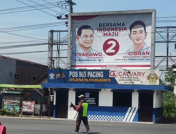 Dianggap Langgar Estetika, Gambar Capres-Cawapres di Papan Reklame Pos Polisi Lantas Ditertibkan