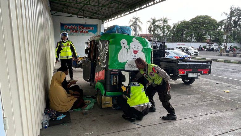 Polisi Bantu Pemudik asal Jakarta Mogok Naik Bajaj