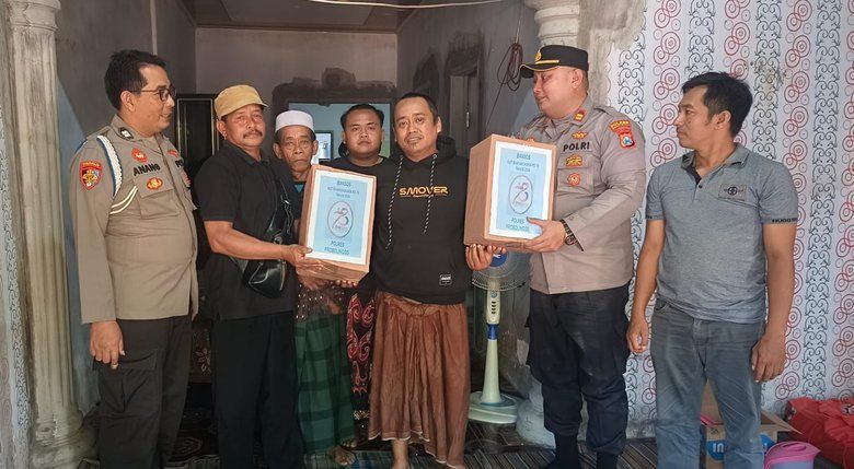 Polres Probolinggo Beri Bansos Ojek Korban Penembakan KKB Papua&nbsp;