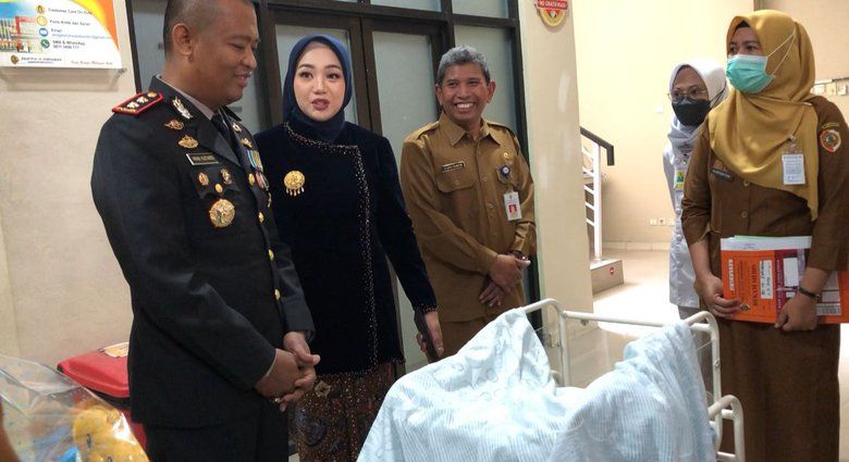 Lahir Bertepatan HUT Bhayangkara, Dua Bayi Disambangi Kapolres Mojokerto
