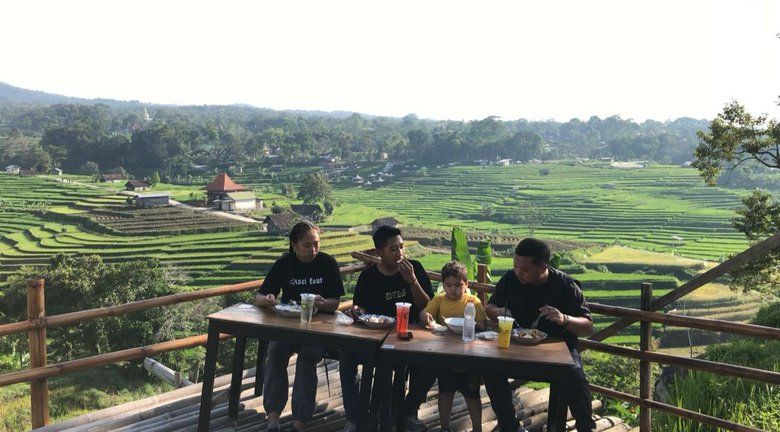 Cafe Omahe Bapak, Makan Sambil Menikmati Gunung dan Sawah&nbsp;<em>ala</em> Ubud Bali