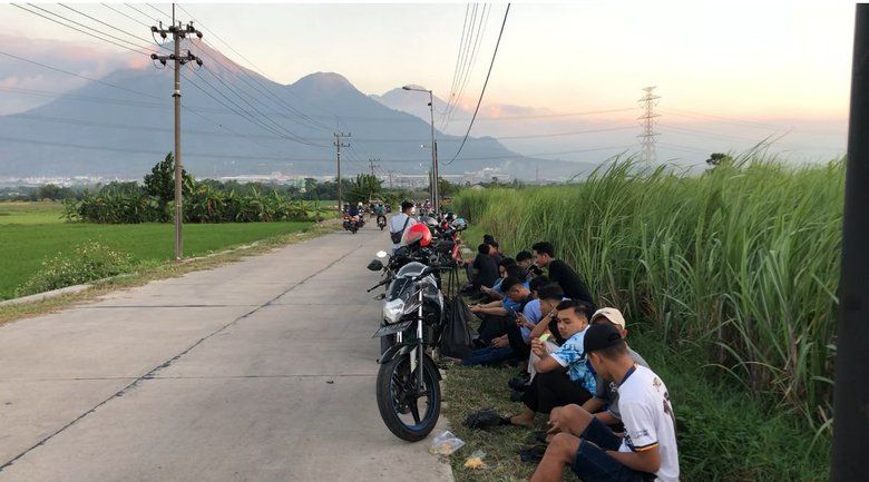 <em>Ngopi</em> di Jalan Sedati, Menikmati <em>Sunset </em>dan Panorama Gunung Penanggungan