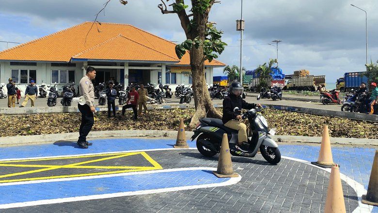 Satlantas Polres Gresik Layani Pembuatan dan Perpanjangan SIM di Pulau Bawean