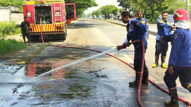 Tergelincir Akibat Tumpahan Solar di Jalan Raya Pandanan, Pemotor Terluka