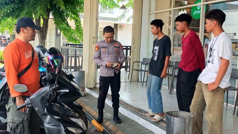 Dikira Dicuri, Motor &ldquo;Kembar&rdquo; di Indomaret Gresik Ternyata Tertukar