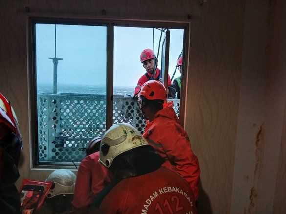 Korban Gondola Apartemen Surabaya Dievakuasi Selama Tiga Jam