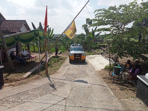 Isolasi Covid, Warga Kampung Bulurejo Madiun Terima Bantuan Logistik