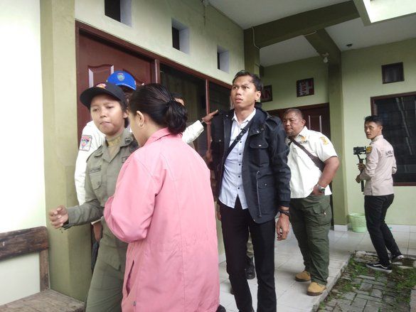 Razia Kosan, Petugas Temukan Pelajar Bawa Kondom dan Alat Tes Hamil