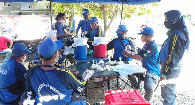 Khofifah Pastikan Makanan Dapur Umum Covid-19 Sehat dan Aman