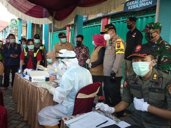Rapid Test Massal, Enam Pengunjung Pasar Kemlagi Mojokerto Reaktif Covid-19