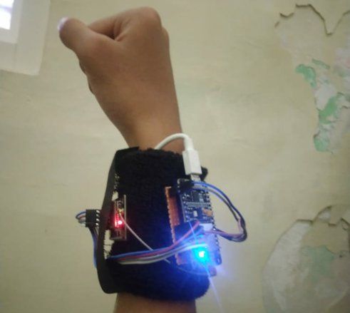 Mahasiswa PENS Ciptakan &ldquo;Gena&rdquo;, Gelang Pemantau Pasien Corona