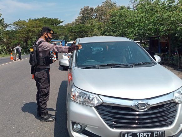 Penyekatan Diperpanjang, Petugas Tes Rapid Antigen di Perbatasan Madiun-Nganjuk&nbsp;