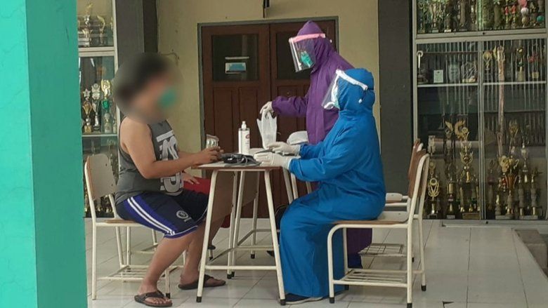 Petugas Puskesmas di Surabaya Rutin Periksa Warga yang Dirawat di Rumah Sehat