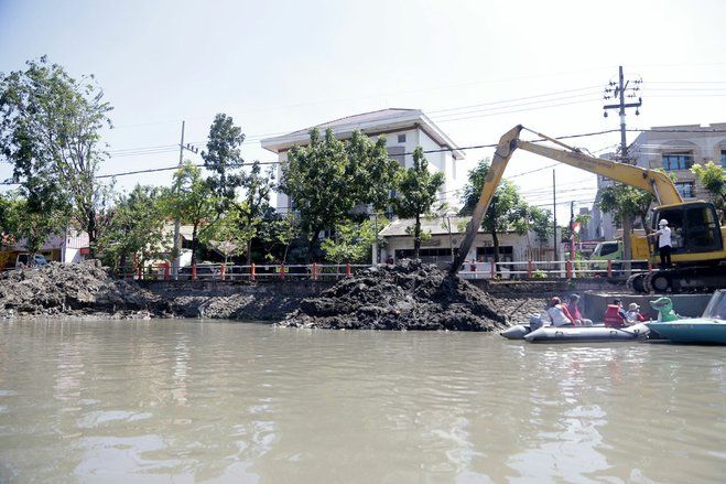 Hadapi Musim Hujan, Sedimentasi Kalimas Surabaya Terus Dikeruk