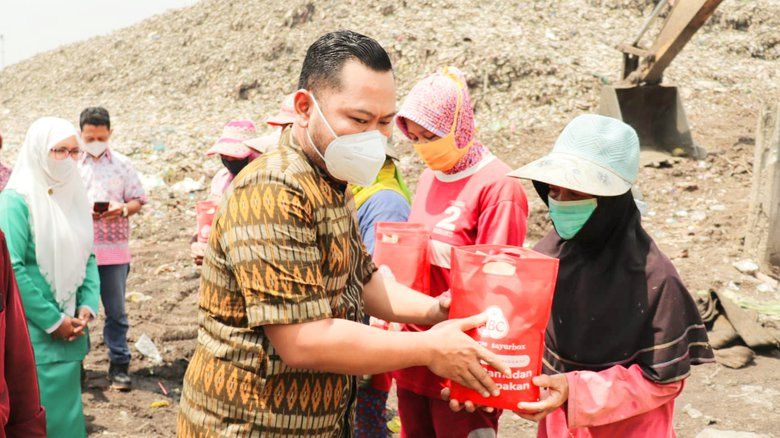 Gusdurian bersama Formagam dan PGI Gresik Salurkan Sembako ke Pemulung