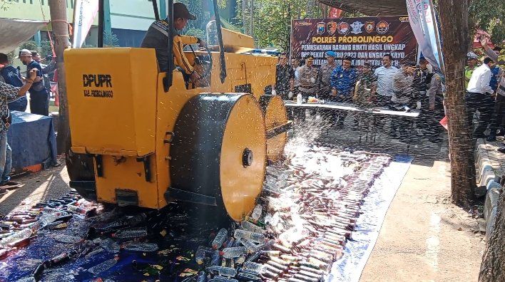 <strong>Jelang Lebaran, Polres Probolinggo Musnahkan 1610 Miras dan 110 Knalpot Brong</strong>

&nbsp;