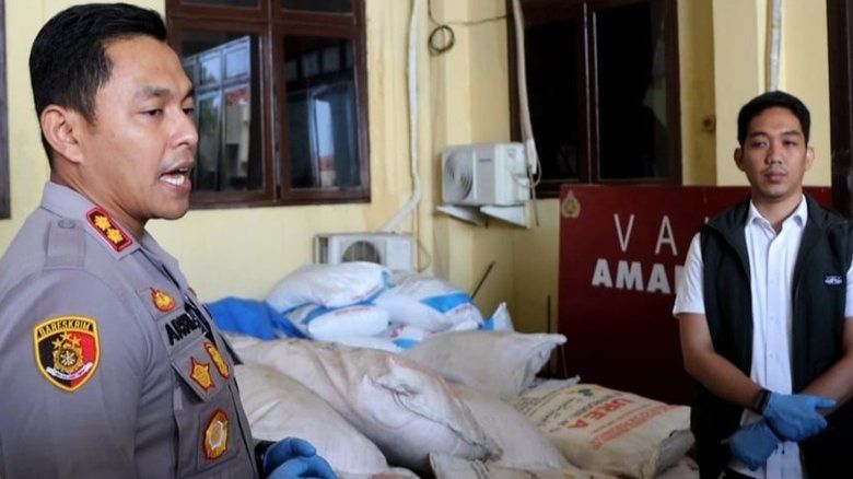 Polres Probolinggo Bongkar Praktik Penimbunan Pupuk Bersubsidi Sebanyak 1,5 Ton

&nbsp;