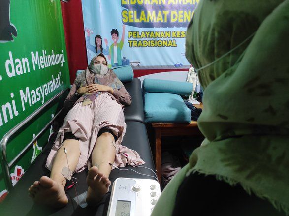 Nataru, Pos Polisi Lalu Lintas Kenanten Mojokerto Sediakan Alat Akupuntur