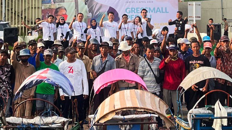 Berkah Ramadan, Gressmall Bagi Sembako Gratis ke Tukang Becak