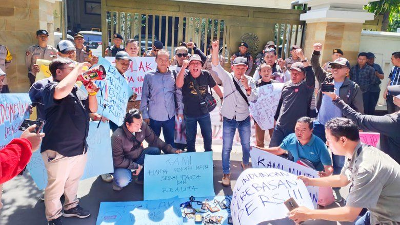 Tolak Revisi UU Penyiaran, Wartawan Gresik Gelar Orasi dan Teatrikal