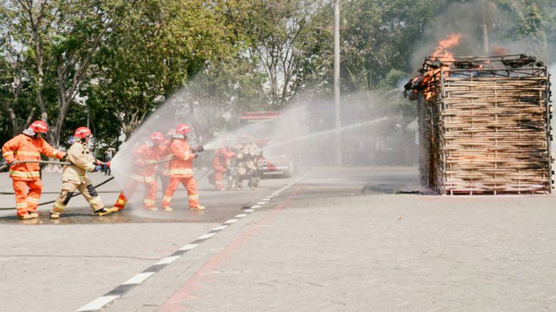 Mitigasi Lingkungan, Damkarla Gresik Kukuhkan 192 Relawan Pemadam Kebakaran