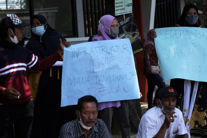 Warga Merak Situbondo Keluhkan Akses Jalan, Anggota DPRD <em>Pelesiran</em>