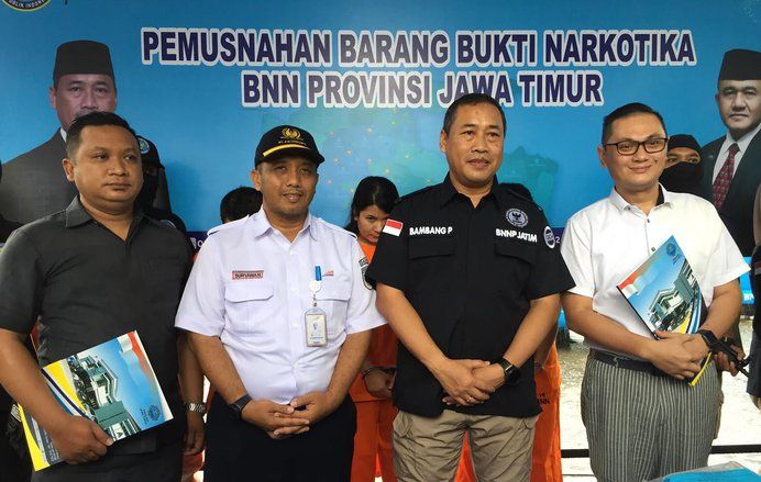 Bantu Tangkap Kurir Sabu, BNNP Jatim Beri Penghargaan KAI dan Hotel Ibis Styles