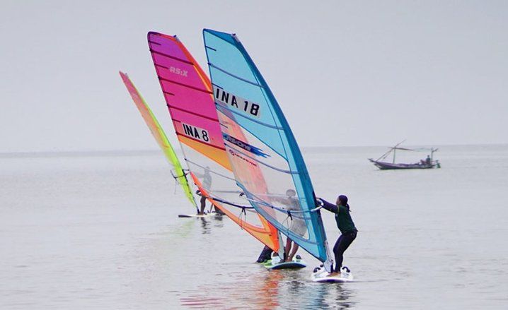 Sempat Dapat Penolakan, Juara Sea Games Selancar Angin Akhirnya Latihan di Pantai Kenjeran