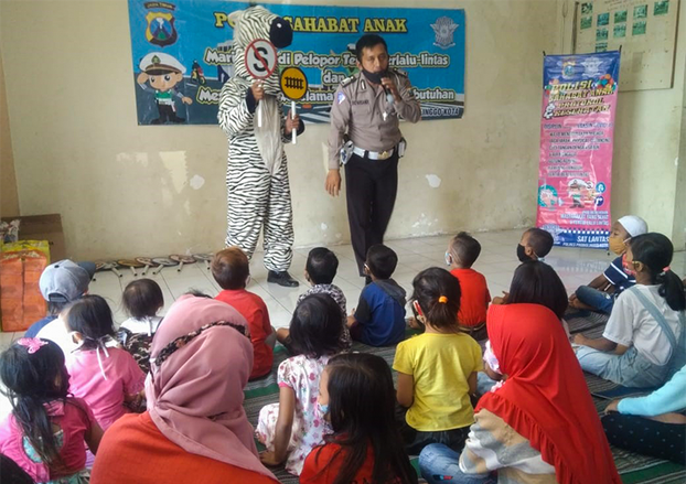 Gunakan Badut Zebra, Polantas Probolinggo Edukasi Anak-anak Rusunawa