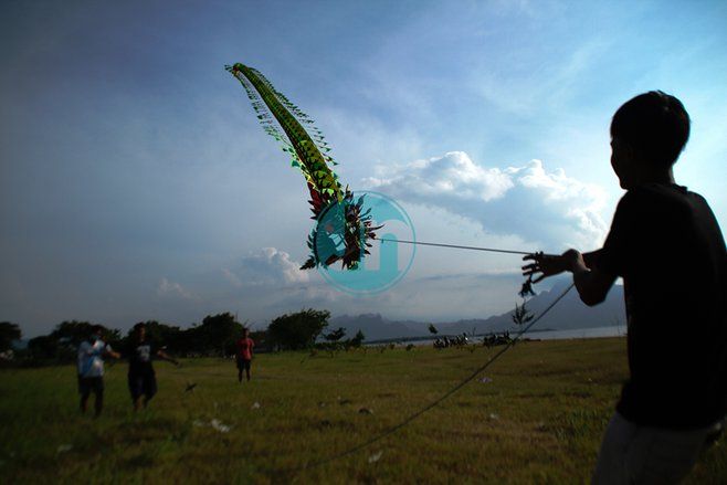 Serunya Ngabuburit Sambil Bermain Layangan Naga Raksasa